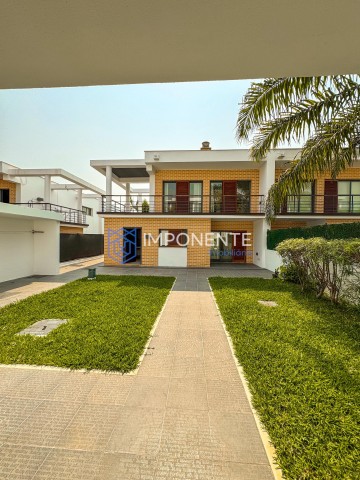 A Venda Luxuosa Vivenda V3 com piscina e anexo, no condomínio Morro Bento, Corimba, estrada direita da Samba.