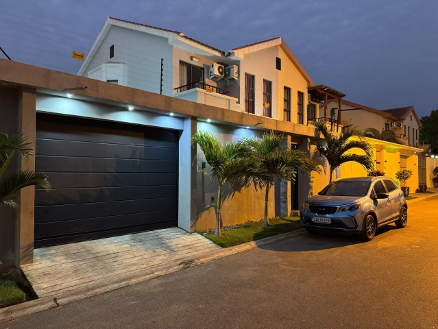 A Venda Vivenda V3 com anexo e piscina, no Condomínio Austin, Camama.