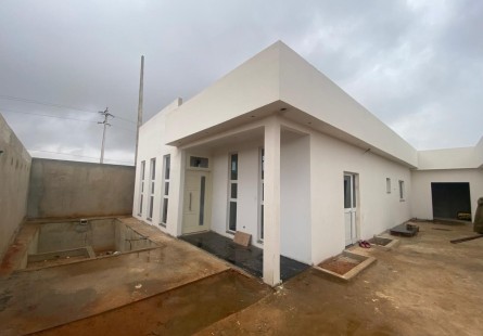 Vivenda V3 com piscina, no Condomínio Tommy, Kilamba.