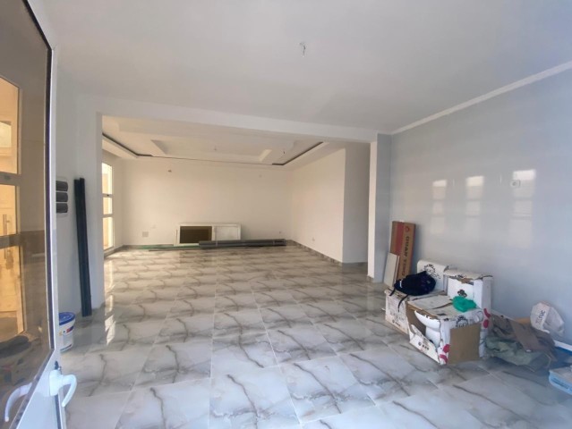 A Venda Vivenda V3 com piscina, no Condomínio Tommy, Kilamba.