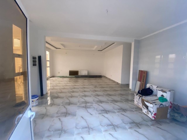 A Venda Vivenda V3 com piscina, no Condomínio Tommy, Kilamba.