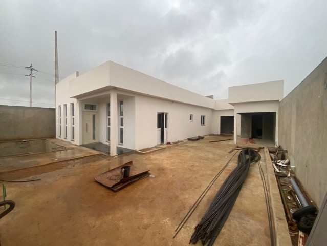 A Venda Vivenda V3 com piscina, no Condomínio Tommy, Kilamba.