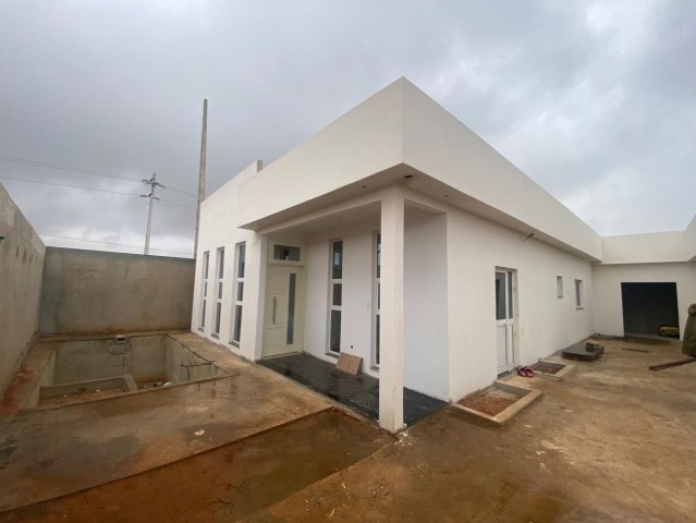 A Venda Vivenda V3 com piscina, no Condomínio Tommy, Kilamba.