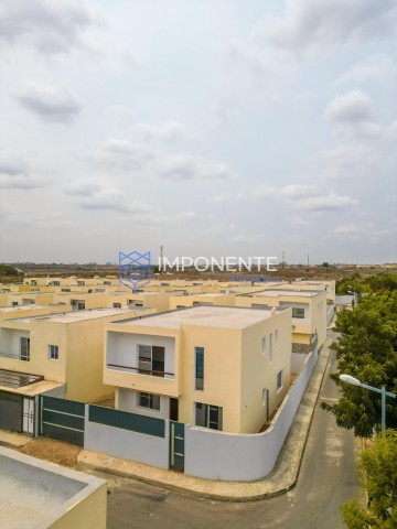 A Venda Vivenda V5 de esquina virgem, no condomínio Vila Nostra, no Camama/Patriota.
