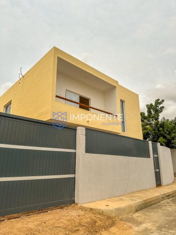 A Venda Vivenda V5 de esquina virgem, no condomínio Vila Nostra, no Camama/Patriota.
