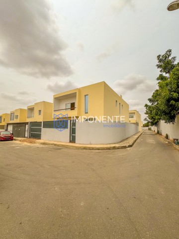 A Venda Vivenda V5 de esquina virgem, no condomínio Vila Nostra, no Camama/Patriota.