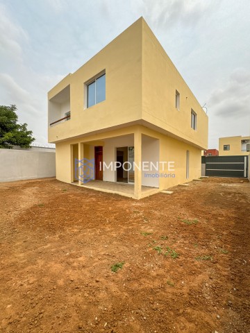 A Venda Vivenda V5 de esquina virgem, no condomínio Vila Nostra, no Camama/Patriota.