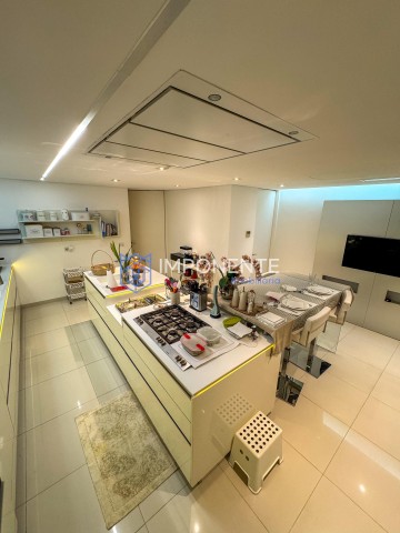 A Venda Luxuosa penthouse T3+1, com piscina e mobiliada, no Condomínio Arte Yetu, Talatona.