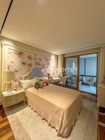 A Venda Luxuosa penthouse T3+1, com piscina e mobiliada, no Condomínio Arte Yetu, Talatona.