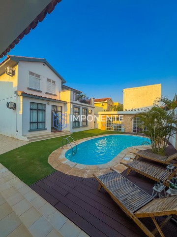 A Venda Vivenda V5 com piscina e anexo, no condomínio Austin, Camama.