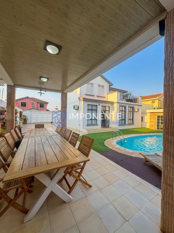 A Venda Vivenda V5 com piscina e anexo, no condomínio Austin, Camama.