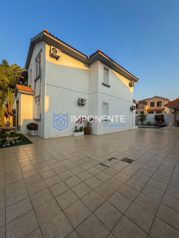 A Venda Vivenda V5 com piscina e anexo, no condomínio Austin, Camama.