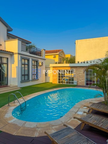 A Venda Vivenda V5 com piscina e anexo, no condomínio Austin, Camama.