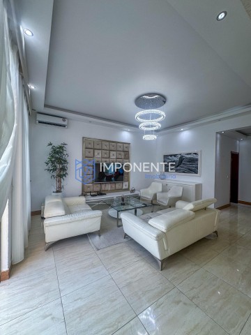 A Venda Vivenda V5 com piscina e anexo, no condomínio Austin, Camama.