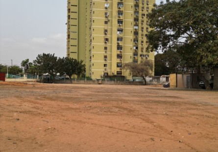 Terreno de 5.900m², na Avenida Brasil, uma das ruas mais tradicionais do centro de Luanda.