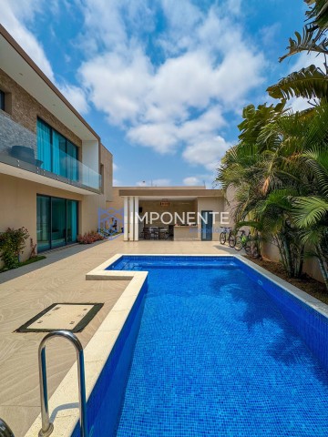 A Venda Luxuosa vivenda V5 com piscina e anexo, na Rotunda da Fubú, por detrás do novo templo Simão Kimbangu.