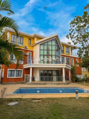 A Venda Luxuosa vivenda V6 com piscina, no condomínio Paraíso Real, Talatona.
