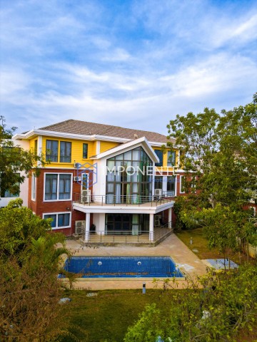A Venda Luxuosa vivenda V6 com piscina, no condomínio Paraíso Real, Talatona.