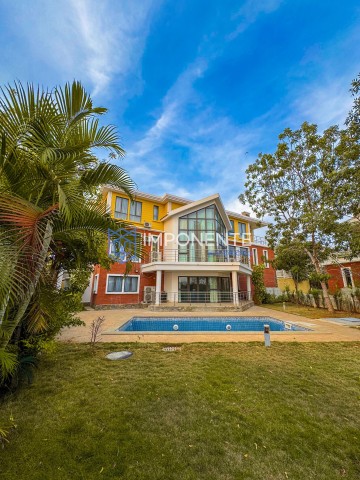 A Venda Luxuosa vivenda V6 com piscina, no condomínio Paraíso Real, Talatona.