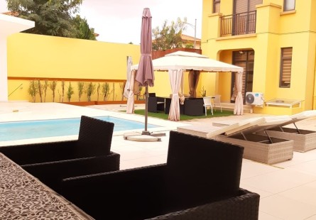 Vivenda V4 com piscina e anexo, no Condomínio Jardim de Rosas 3 Fase.
