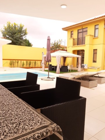 A Venda Vivenda V4 com piscina e anexo, no Condomínio Jardim de Rosas 3 Fase.