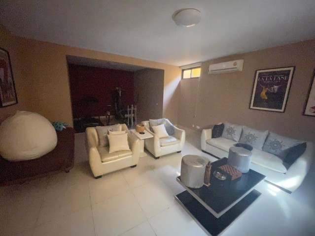 A Venda Vivenda V4 com piscina e anexo, no Condomínio Jardim de Rosas 3 Fase.