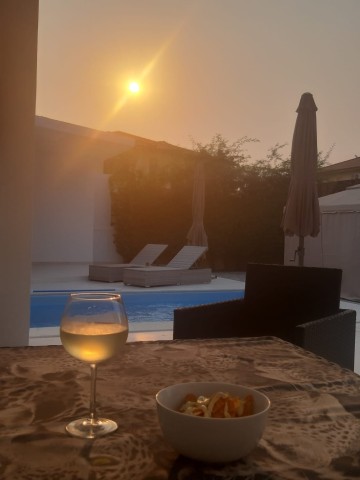 A Venda Vivenda V4 com piscina e anexo, no Condomínio Jardim de Rosas 3 Fase.