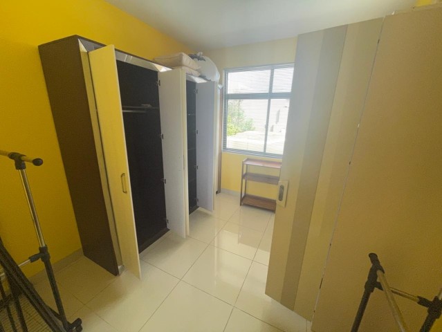 A Venda Vivenda V4 com piscina e anexo, no Condomínio Jardim de Rosas 3 Fase.