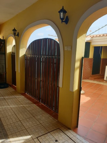 A Venda Vivenda V4 com anexo e piscina, no Projeto Nova Vida, Golfe 2.