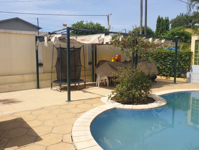 A Venda Vivenda V4 com anexo e piscina, no Projeto Nova Vida, Golfe 2.