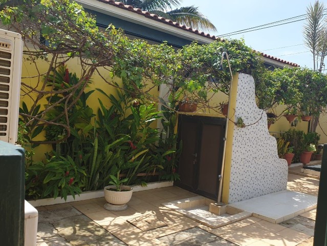 A Venda Vivenda V4 com anexo e piscina, no Projeto Nova Vida, Golfe 2.