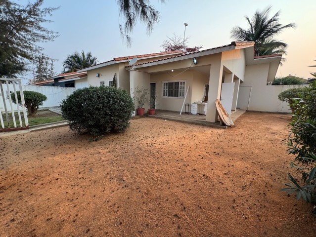 A Venda Vivenda V3+1, com quintal grande, no Condomínio Maravilhas de Talatona, Talatona.