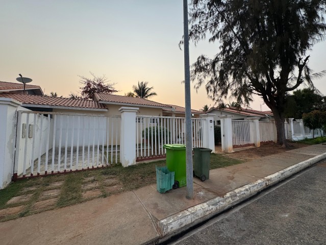 A Venda Vivenda V3+1, com quintal grande, no Condomínio Maravilhas de Talatona, Talatona.