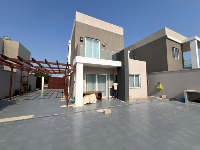 A Venda Vivenda V3 mobiliada, na Urbanização Boa Vida, Via Expressa.