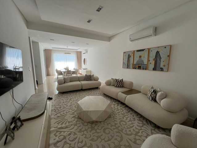 A Venda Vivenda V3 mobiliada, na Urbanização Boa Vida, Via Expressa.