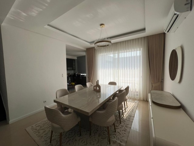 A Venda Vivenda V3 mobiliada, na Urbanização Boa Vida, Via Expressa.