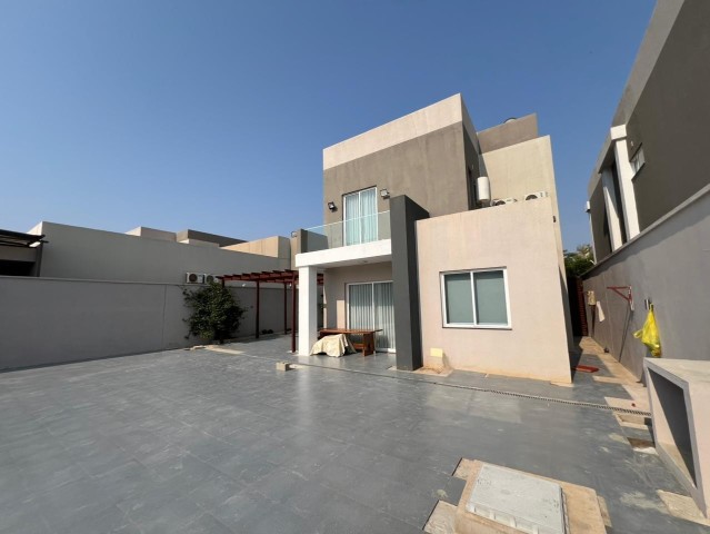 A Venda Vivenda V3 mobiliada, na Urbanização Boa Vida, Via Expressa.