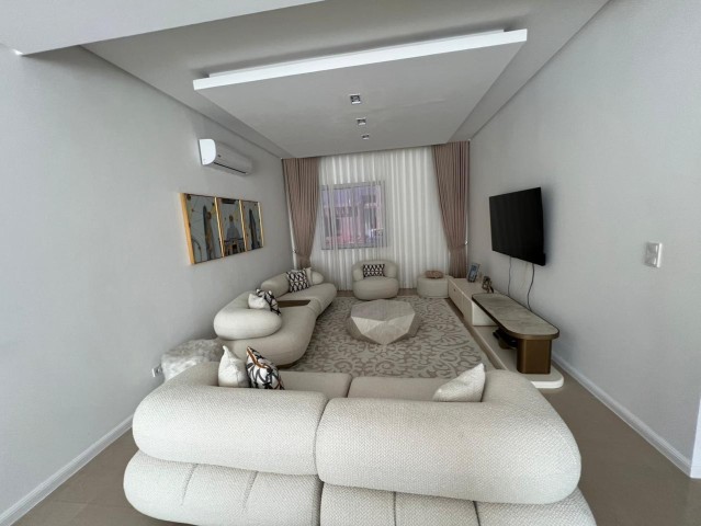 A Venda Vivenda V3 mobiliada, na Urbanização Boa Vida, Via Expressa.