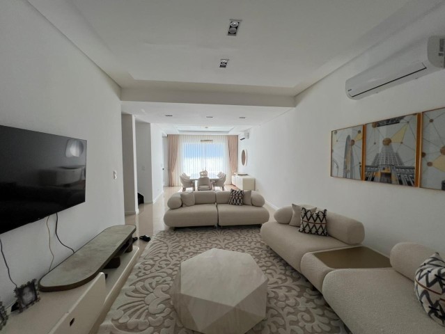 A Venda Vivenda V3 mobiliada, na Urbanização Boa Vida, Via Expressa.