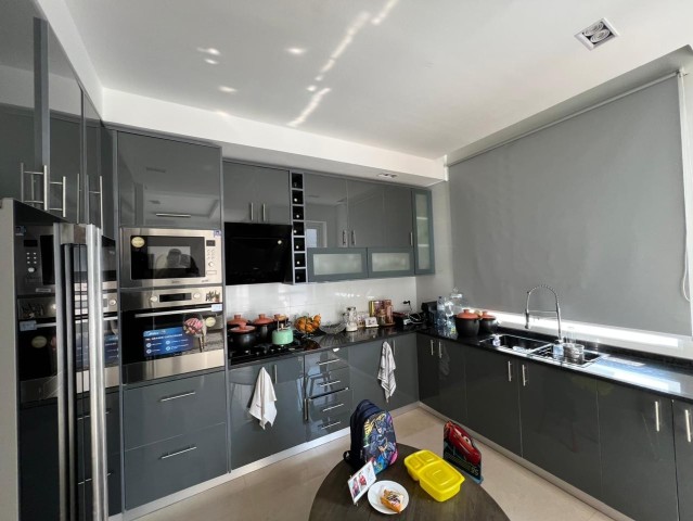 A Venda Vivenda V3 mobiliada, na Urbanização Boa Vida, Via Expressa.