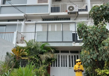 Vivenda V4+2, na Maianga, Rua Kateculo Mengo, defronte à Martal.