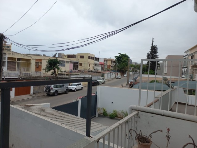 A Venda Vivenda V4+2, na Maianga, Rua Kateculo Mengo, defronte à Martal.