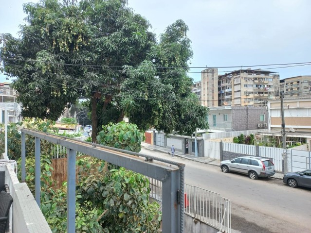 A Venda Vivenda V4+2, na Maianga, Rua Kateculo Mengo, defronte à Martal.