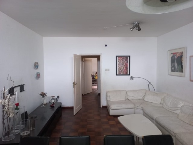 A Venda Vivenda V4+2, na Maianga, Rua Kateculo Mengo, defronte à Martal.