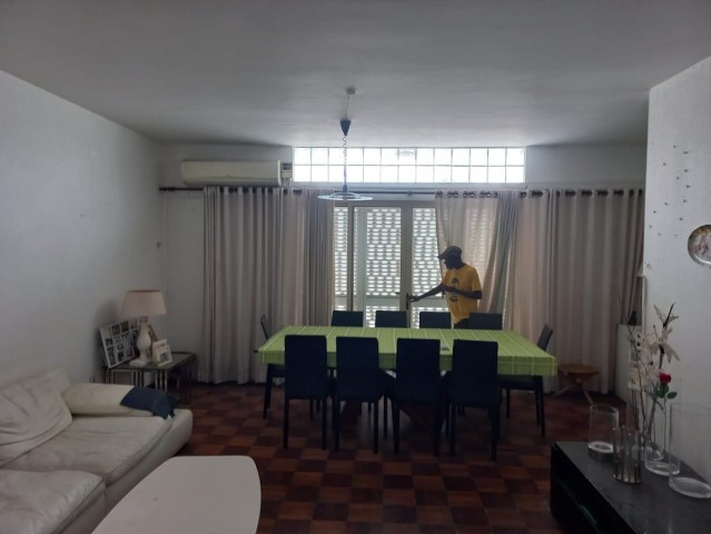 A Venda Vivenda V4+2, na Maianga, Rua Kateculo Mengo, defronte à Martal.