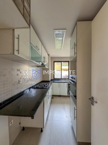 A Venda Vivenda V3 dúplex, no Condomínio Nosso Zimbo, no Camama.