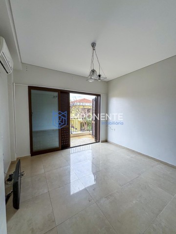 A Venda Vivenda V3 dúplex, no Condomínio Nosso Zimbo, no Camama.