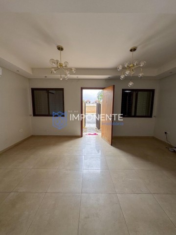 A Venda Vivenda V3 dúplex, no Condomínio Nosso Zimbo, no Camama.