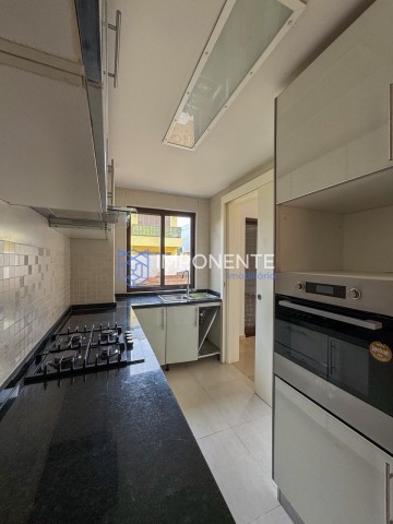 A Venda Vivenda V3 dúplex, no Condomínio Nosso Zimbo, no Camama.