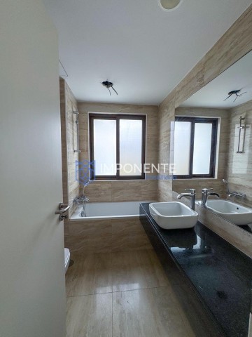 A Venda Vivenda V3 dúplex, no Condomínio Nosso Zimbo, no Camama.